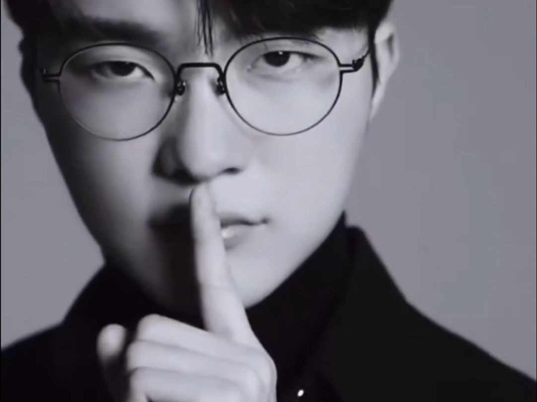 iG下路Ahn分享外滩游客照：上海~三年前梦开始的地方！