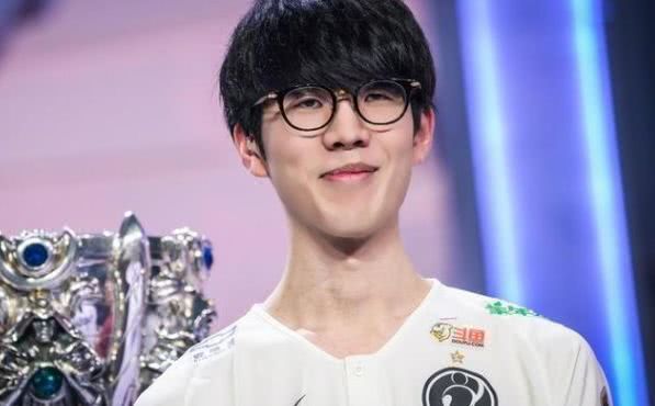 Zeus 反击， Delight 的终极技能改变了命运！ Zeus 奥拉夫斩杀 Hanwha Life Esports 击败 T1