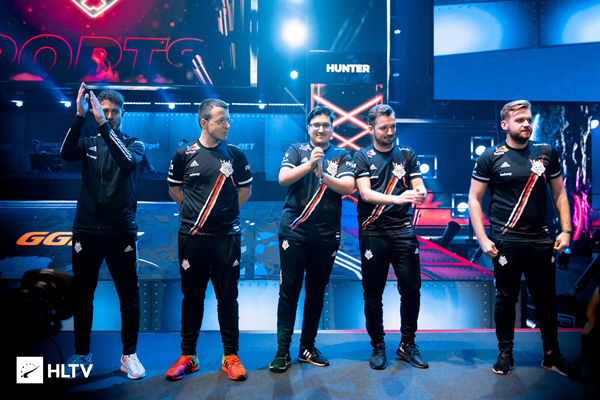 目前LCK联赛前三名的队伍是：DK、BRO、T1 Deft选手、Canyon选手、Zeka选手、Clozer选手