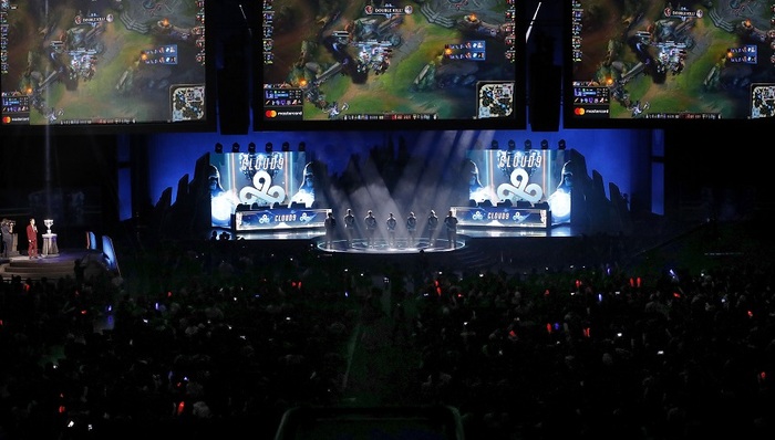 Beluga的Gnar擅长持续输出，而 Stay 的Jhin在整个过程中被无限狙击。 Team WE 在没有流血的情况下赢得了第一局。